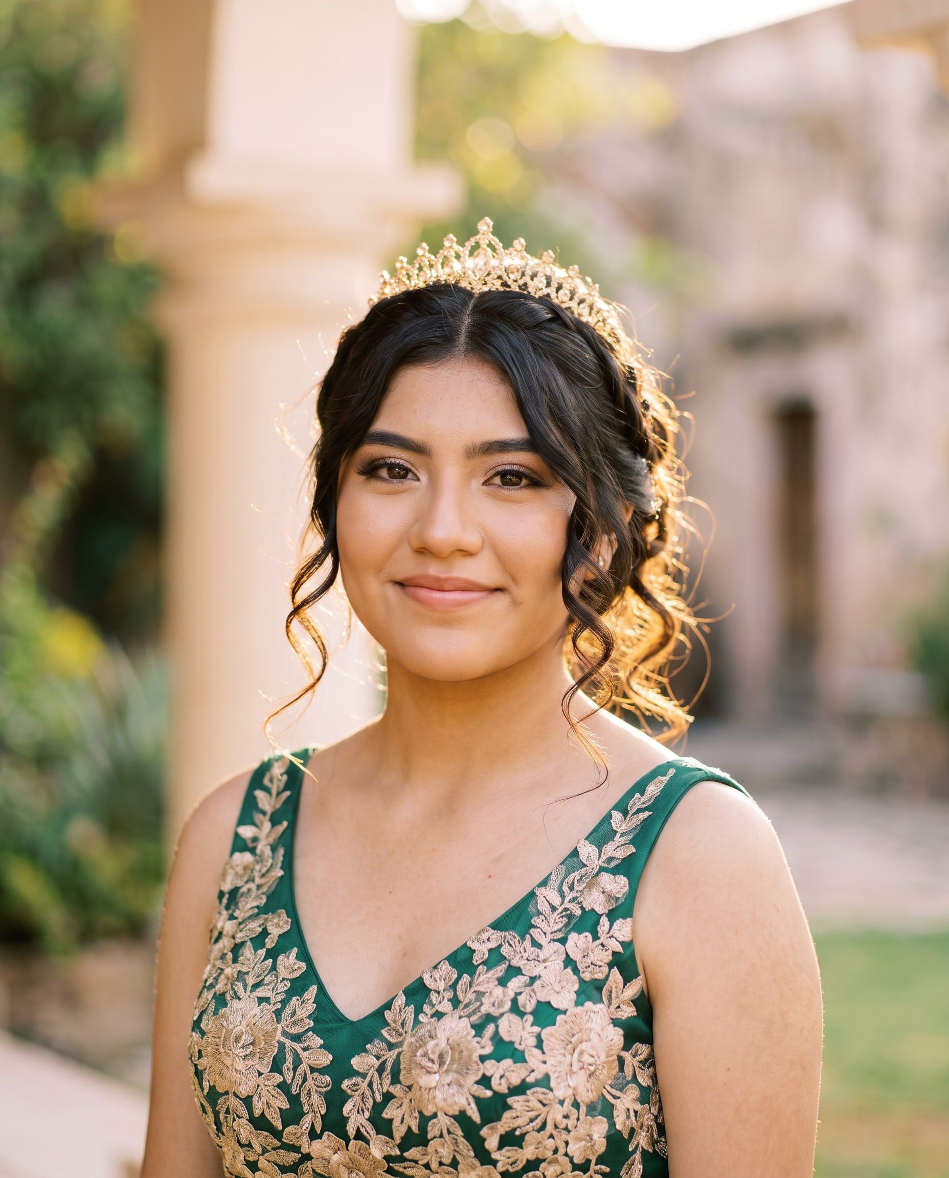 Retrato de Valeria sonriendo con su tiara dorada