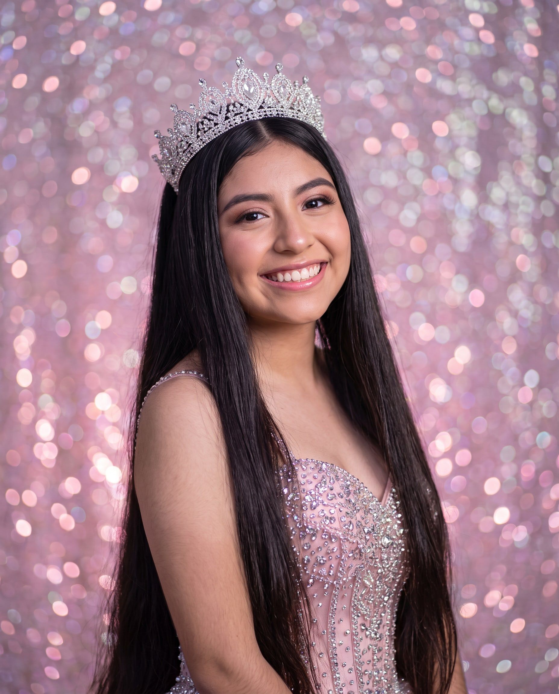 Ximena sonriendo con su corona plateada