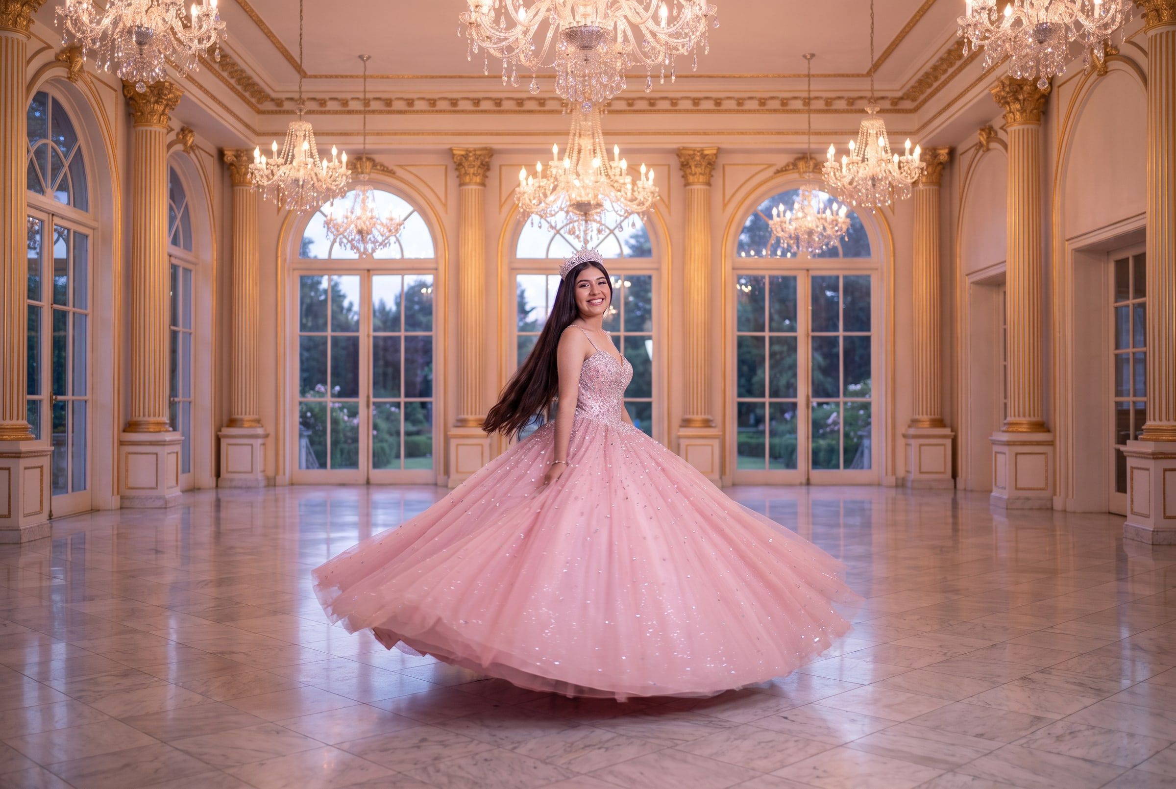 Ximena girando en un salón de baile con candelabros