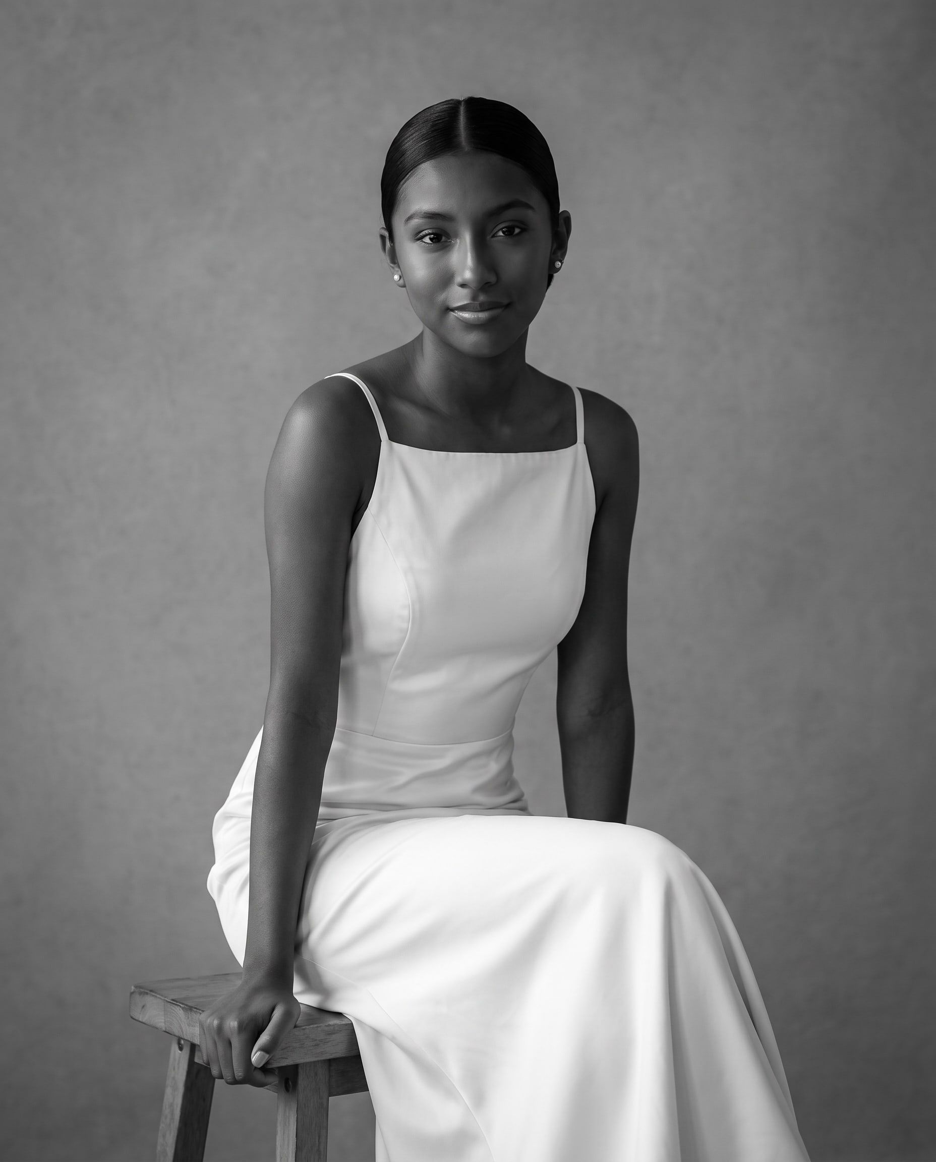 Retrato en blanco y negro de Renata sentada