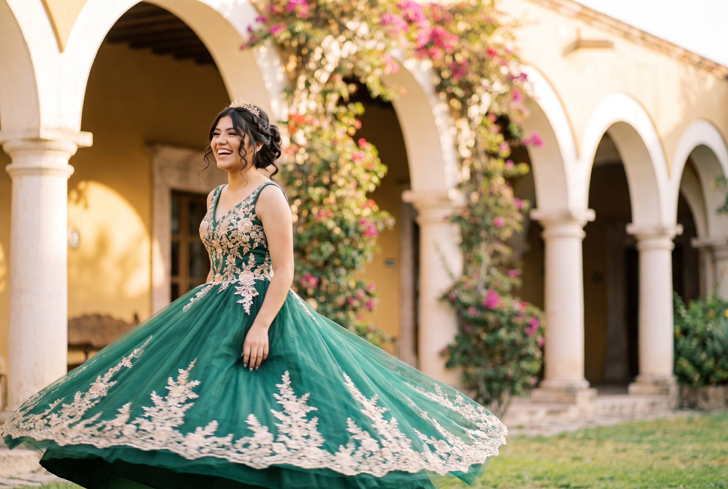 Valeria girando con el vestido abierto en el patio de la hacienda